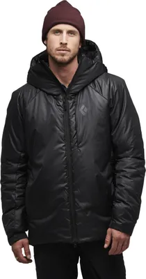 M Belay Parka von Black Diamond; schwarze Isolationsjacke; getragen von einem Mann mit Kapuze und Mütze.