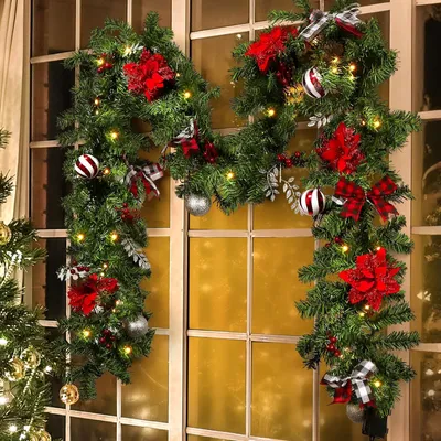 Produktbild von Weihnachtsgirlande mit Lichtern, beleuchtete 9-Fuß-Weihnachtsdekoration mit 50 warmweißen LED-Lichtern, Beeren, Kugeln und roter Blume für Tür, Treppe, Geländer, Innen, Außen, batteriebetrieben