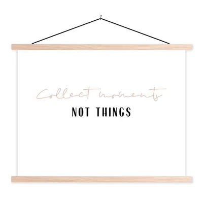 Produktbild von MuchoWow® Textilposter Text - Momente sammeln, nicht Dinge - Zitate 60x45 cm mit holzfarbenen Rahmen - Bild
