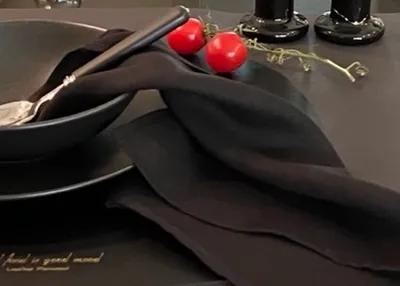 Produktbild von TableART 4er Set Stoff Servietten 100 % Leinen stilvolles SCHWARZES uni deSIGN für exquisites Tisch Styling