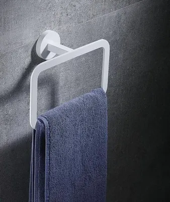 Produktbild von Handtuchring aus Messing, matt weiß, modernes Design mit stabiler Wandhalterung