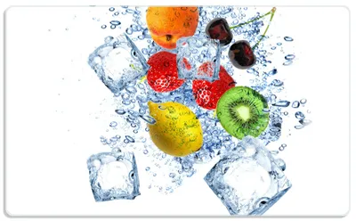 Produktbild von Wallario Frühstücksbrettchen aus Glas, je 14 x 23 cm, mit rutschfesten Füßen, Motiv Obst-Eiswürfel-Mix im Wasser mit weißem Hintergrund