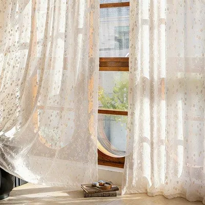 Productafbeelding van Unyqoos® Voilegardine – Halfdoorschijnend, crèmekleurig jacquardgordijn met bloemenreliëf, 132x160 cm, geschikt voor woonkamer en balkon