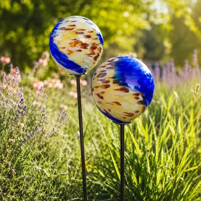 Produktbild von 2er Set Glas Gartenkugeln Gartenstecker Blau Gelb handgefertigt auf Metallstab Gartendeko