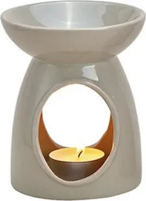 Eine hellgraue Keramik-Duftlampe mit breiter, schalenförmigen Oberseite und eine eiförmigen Basis.