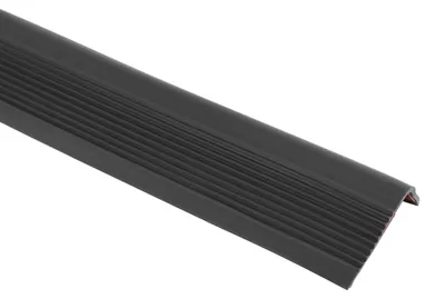 Obrázek produktu pro Protiskluzová lišta na schody – PVC schodišťová lišta – délka 10 m – šířka 5 cm – výška 2,5 cm – tloušťka 3,05 mm – černá
