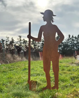 Produktbild von Gartenfigur Gärtnerin Gerti mit Rechen 100x47cm zum Stecken Gartenstecker Edelrost Gartendeko Wetterfest Rost Metall Rostfigur