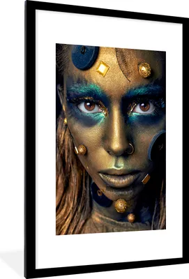 Produktbild von MuchoWow® MuchoWow® Gerahmtes Poster Frau - Gold - Blau 60x90 cm - Poster mit zchwarzem Bilderrahmen - Dekoration - Wandposter Wohnzimmer - Hochwertig