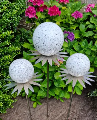 Produktbild von Blütenzauber Milano 3er Set Rosenkugel 15/10/10 cm Edelstahl weiß Gartenstecker Deko mit Stab 80 cm