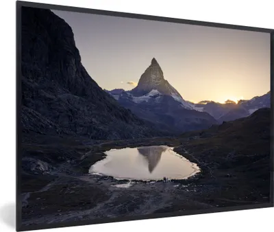 Produktbild von MuchoWow® MuchoWow® Gerahmtes Poster Das Matterhorn und der Riffelsee bei Sonnenaufgang in der Schweiz 60x40 cm - Poster mit zchwarzem Bilderrahmen - Printing - Wanddeko Schlafzimmer
