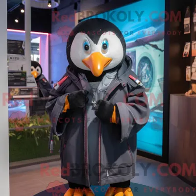 Produktbild von Maskottchenfigur REDBROKOLY eines Pinguins mit Überwurf und Smartwatches
