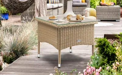 Immagine prodotto di Tavolino laterale in rattan con piano in vetro, grigio/beige, 50x50x45 cm