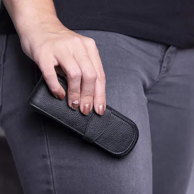Obrázek produktu pro Pouzdro z pravé kůže ONLINE Černé v módním designu jako stylový doplněk pro tři psací potřeby