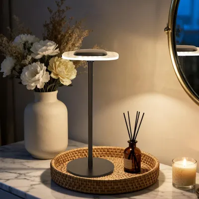 Produktbild von Aigostar LED Akku Tischlampe Kabellos, Nachttischlampe Touch Dimmbar mit RGB + Warmweiß 3000K, Stimmungslicht USB Aufladbar für Schlafzimmer, Restaurant, Wohnzimmer (Quadratisch)