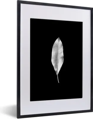 Produktbild von MuchoWow® Gerahmtes Poster Längliches Blatt auf schwarzem Hintergrund - schwarz und weiß 30x40 cm - Poster mit Schwarzem Bilderrahmen Wandposter Rahmen Foto Bilder - Wandposter Schlafzimmer