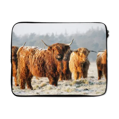 Produktbild von MuchoWow® Laptop Hülle 17 Zoll Laptoptasche Schottische Highlander - Schnee - Wald - Zipper - Schutzabdeckung