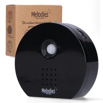 Produktbild von Melodiez Vogelgeräusche Häuschen mit Sensor – Box inkl. Batterien & 4 natürliche Vogel-, Ozean- & Dschungelklänge - Schwarz