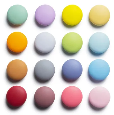 Produktbild von Lustige, farbenfrohe Kühlschrankmagnete mit glänzender und matter Oberfläche. Ideal für Whiteboards, Spinde, Küchen und Büros. Starke, dekorative Magnete. 16 Farben, Multipack (16 Stück à 9 Stück).