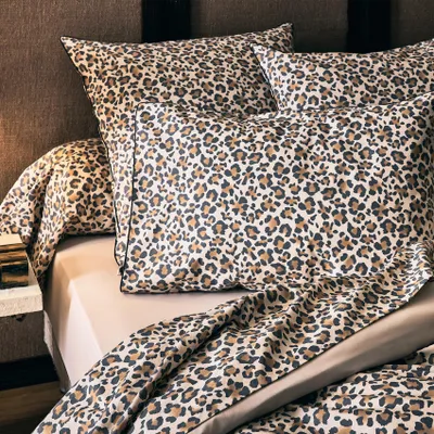 Produktbild von Pfulmenanzug aus Baumwollperkal mit Leopardenmuster