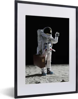 Produktbild von MuchoWow® MuchoWow® Gerahmtes Poster Astronaut - Weltraum - Koffer 30x40 cm - Poster mit zchwarzem Bilderrahmen - Wandposter Schlafzimmer
