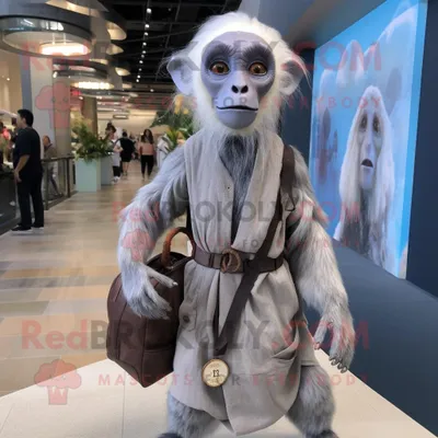 Produktbild von Silberner REDBROKOLY Kapuziner-Affe Maskottchen Kostüm charakter bekleidet mit einem Maxikleid und Rucksäcken