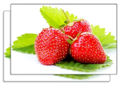 Produktbild von Wallario Frühstücksbrettchen 2er Set aus Glas, je 20 x 30 cm, mit rutschfesten Füßen, Motiv Frische rote Erdbeeren für die Küche