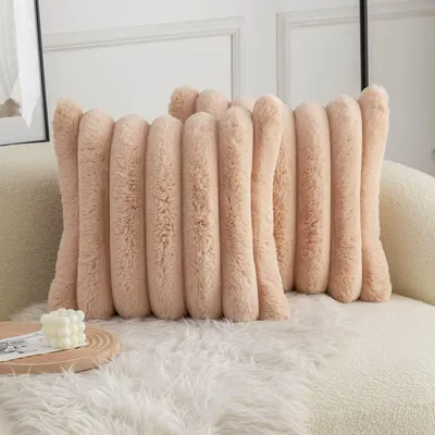 Zdjęcie produktu dla Omgoods - Zestaw 2 poszewek na poduszki z imitacji futra w kolorze wielbłądzym - 60 x 60 cm