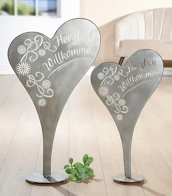 Produktbild von Gilde Standrelief, Herz, "Herzlich Willkommen", Blumendesign, Schriftzug, Metall, silberfarben, VE 2, L. 18 cm, B. 39.5 cm, H. 70 cm 67056 4063387670569