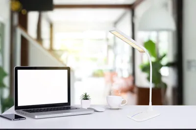 Produktbild von Globo Lighting Tischleuchte Kunststoff weiß, Kunststoff opal, Touch Ein/Aus, dimmbar, stufenloser Touchdimmer, Farben fixierbar, Flexo, Akku inkludiert 1x CR18650 1800mAh 3.7V, USB Ladekabel ohne Adapter, LxBxH: 430x128x690mm, Kabellänge 1000mm, inkl. LED 4W 230V, 20-450lm Source, 16-300lm Output, CCT 3000/4000/6500K