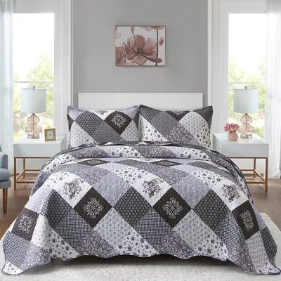 Zdjęcie produktu dla Zestaw kołdry i poszewek Unyqoos® Patchwork – kołdra pikowana 220 x 240 cm z wzorem w kratkę i kwiatami, 2 poszewki na poduszki 48 x 75 cm, wykonane z mikrofibry poliestrowej