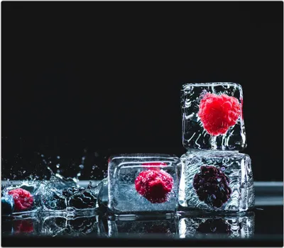 Produktbild von Spritzschutz Herdabdeckplatte Schneidebrett aus Glas Beeren in Eiswürfel 1-Teilig (60x52cm)