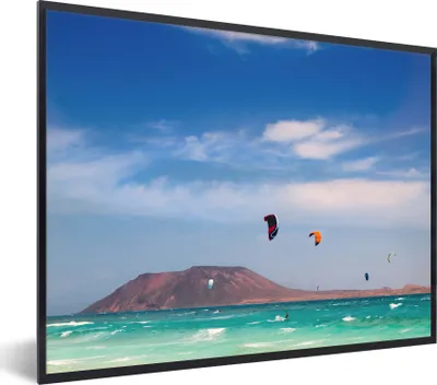 Produktbild von MuchoWow® Gerahmtes Poster Kitesurfen auf Fuerteventura 80x60 cm - Poster mit Schwarzem Bilderrahmen Wandposter Rahmen Foto Bilder - Schwarzem - Mit Gestell