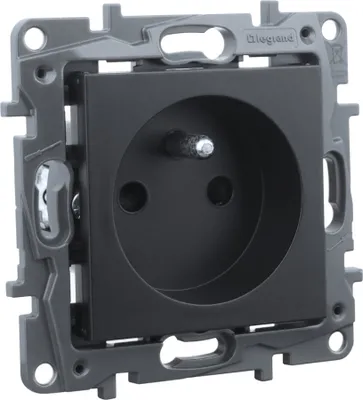 Immagine prodotto di Presa di corrente con chiusura a prova di bambino 2P + E francese. Sistema nero Niloe Step