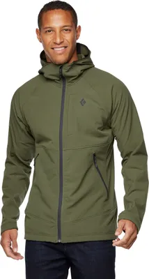 Mann trägt einen olivgrünen Hoody von Black Diamond; Modell "M Element Hoody"; mit Kapuze und Reißverschlusstaschen.