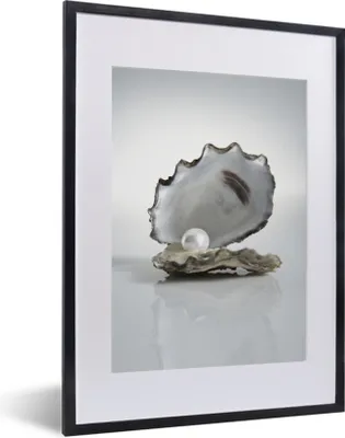 Produktbild von MuchoWow® MuchoWow® Gerahmtes Poster Perle in einer Auster auf weißem Hintergrund 30x40 cm - Poster mit zchwarzem Bilderrahmen - Wandposter Schlafzimmer