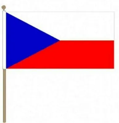 Produktbild von Große, wellenförmige Flagge – Tschechien mit Holzstange, 45,7 x 30,5 cm