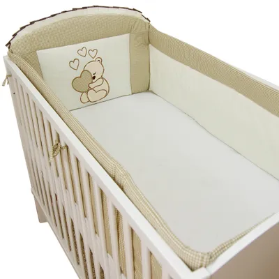Image de Lit de bébé WALLES pour lit de taille 70x140 en 100% coton brodé avec un ours en peluche avec un cœur beige foncé