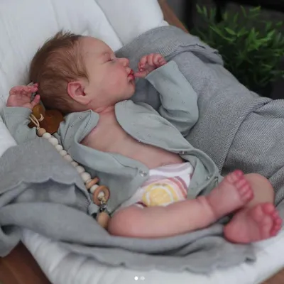 Produktbild von Ganz-Kleber-Mädchen Lebensechte Reborn-Babypuppe Ganzkörper Weiche Berührung Kuschelige Neugeborenen-Puppe Mehrschichtige 3D-Hautbemalung