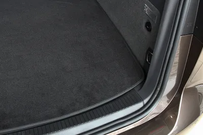 Produktbild von Velours Kofferraummatte passend für VW Golf 8 Limo ab Bj. 12/2019-, Naht:Schwarz