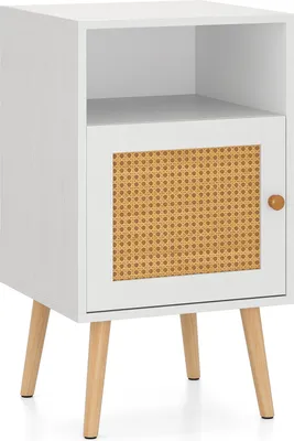 Zdjęcie produktu dla COSTWAY stolik nocny z rattanu z miejscem do przechowywania, stolik nocny z otwartą półką i drzwiczkami wykonanymi z rattanu PE, nogi z litego drewna, stolik w stylu wiejskim biały