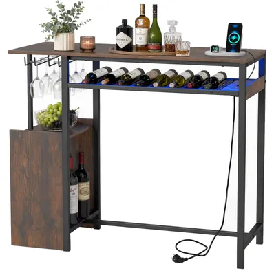 Produktbild von KOMFOTTEU Bartisch, Stehtisch mit RGB Beleuchtung, Tresentisch mit Steckdosen, USB- & Typ C-Anschluss, Küchentheke mit Flaschenregal, Gläserhalter & Regalen, Bartheke für Bar & Bistro, 110x40x92 cm, Braun