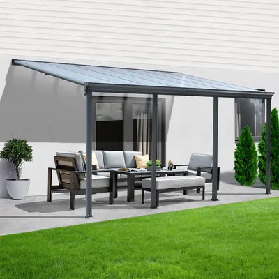 Zdjęcie produktu dla Konstrukcja zadaszenia tarasu Sky Guard, aluminium, 618 cm, w zestawie montażowym, z widocznymi profilami i panelami komorowymi w kolorze szarym
