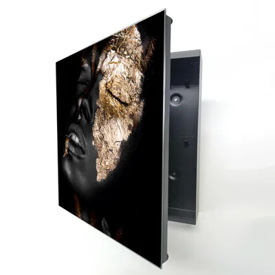 Produktbild von Schlüsselkasten Schwarz Metall, Frauenporträt Gold Motiv hinter Glas, Moderne Schlüsselbox rechtsöffnend, 32x28x6,5 cm, 20 Haken für Ordnung.