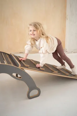 Produktbild von Große Montessori Bogenwippe mit Handgriffen + große LEITER Rutsche - grau