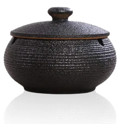 Zdjęcie produktu dla Ceramiczna popielniczka z pokrywką, idealna do użytku wewnątrz i na zewnątrz