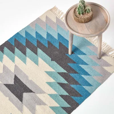 Produktbild von HOMESCAPES Handgewebter Kelim-Teppich Helsinki aus Wolle und Baumwolle mit blauem geometrischem Muster, 160 x 230 cm