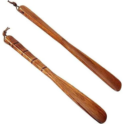 Immagine prodotto di 2 calzascarpe in legno, lunghi 32 cm, con corda in cuoio