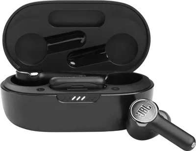 A pair of black JBL Quantum TWS True Wireless In-Ear Kopfhörer with their charging case.