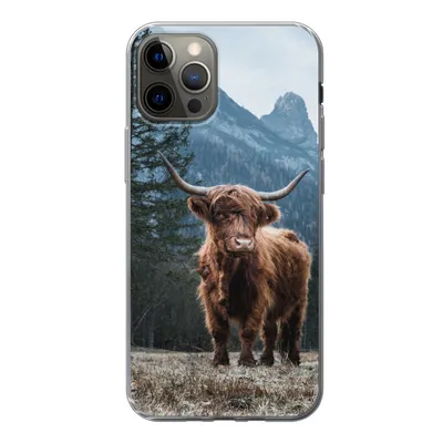 Produktbild von MuchoWow® Handyhülle Schutzhülle Hülle für iPhone 12 Pro Schottische Highlander - Berg - Landschaft - Bäume - Kuh - Natur Silikon Softcase Handy Hülle - Abdeckung
