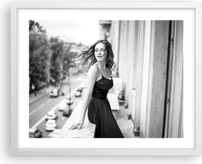 Produktbild von Gerahmtes Poster - Weißer Rahmen - Frau Balkon Straße - 50x40 cm - Wand Bild - Wanddeko - Wandbilder - Kunstposter - Wandposter - Bilderrahmen - Bilder - Kunstdruck - Wanddekoration - P2WAA50x40-5017